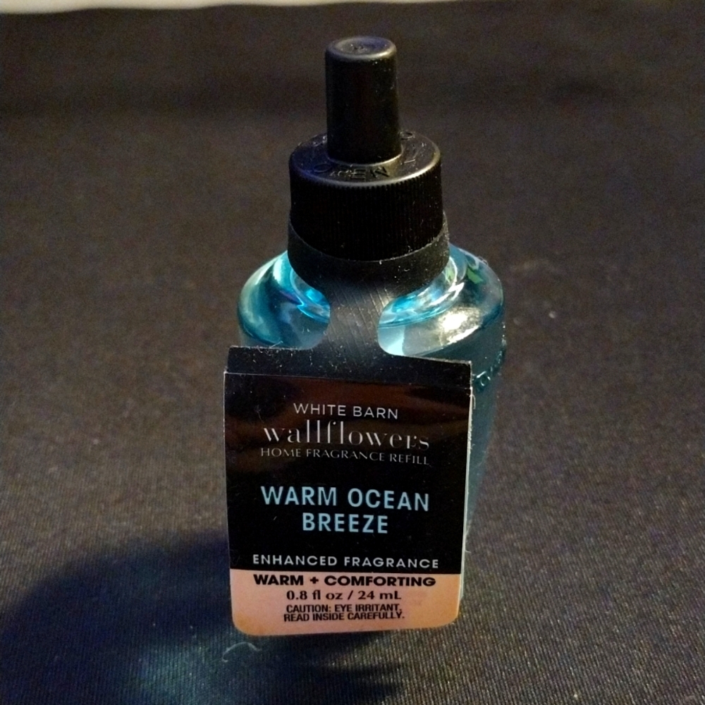Bath&Body Works Home fragrance refill. White Barn wallflowers
